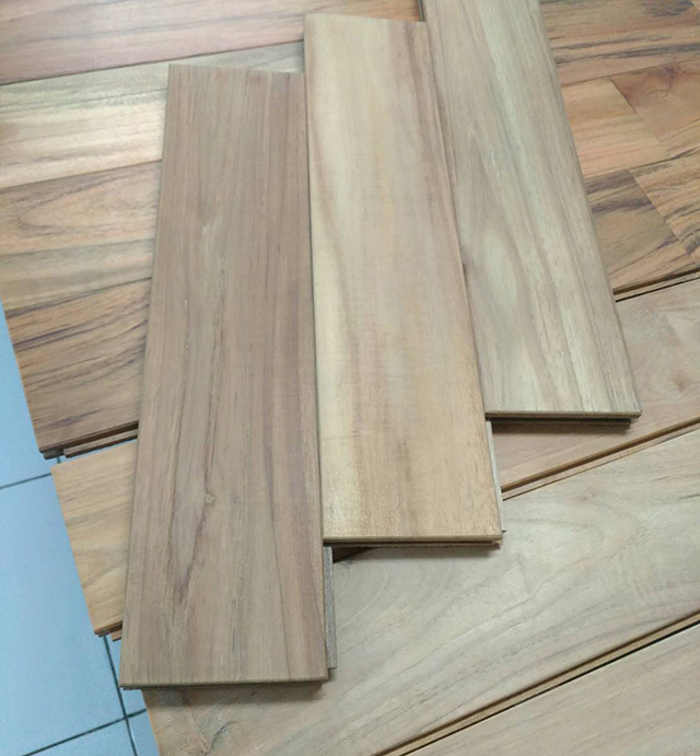 無垢フローリング チークの仮並べ